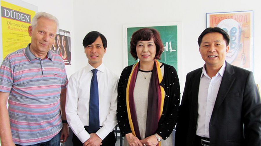 Von links nach rechts: Dr. Hahn, Hr. Luu, Fr. Thái, Hr. Nguyen